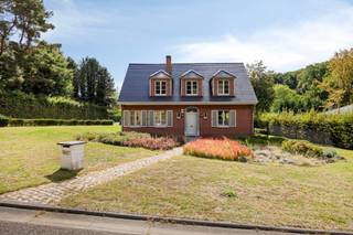 Plan je bezoek in via de website!Uiterst rustig gelegen in het gegeerde Hoog Linden ontdekken we deze charmante villa op een prachtig perceel van...