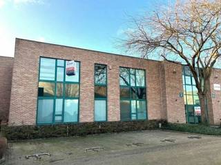 De opslagruimtes met kantoren zijn gelegen op de KMO site Langeveld Park, bereikbaar via de Petrus Basteulsstraat aan de Bergensesteenweg.De opslagruimte is 1.003 m² en toegankelijk via 2 sectionaalpoorten; de kantoren zijn 299 m² groot (gelijkvloers en verdieping). Verwarming op gas ; aparte tellers per kantoorunit.Er zijn douches voorzien en een sociale ruimte. Apart sanitair. lichtstraat led verlichtingvrij hoogte betonvloer parkingGemakkelijke bereikbaarheid R0