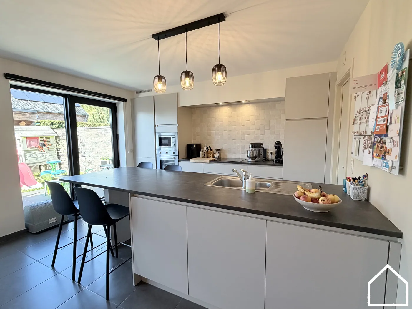 ENERGIEZUINIGE WONING MET 3 SLAAPKAMERS, TUIN EN OPRIT VOOR 2 WAGENS IN DIKKEBUS - foto 5