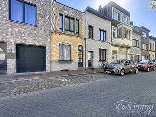 Bent u op zoek naar een instapklare woning op een centrale en groene locatie? Deze charmante eengezinswoning, gelegen dichtbij het prachtige Rivierenhof, combineert ruimte, licht en functionaliteit.<br />Op het gelijkvloers bevinden zich momenteel twee volwaardige slaapkamers. Daarnaast is er een extra ruimte die vandaag ingericht is als gezellige zitruimte met bijkeuken en wasplaats, maar die perfect kan omgevormd worden tot een derde slaapkamer.<br />De eerste verdieping omvat de lichtrijke leefruimte, praktisch ingedeeld en voorzien van grote raampartijen die zorgen voor een aangename lichtinval. Aansluitend vindt u de keuken, uitgerust met een inductiekookplaat, dampkap en koelkast met vriesvak.<br />De badkamer beschikt over een enkele lavabo, een bad met douchewand en een toilet. Verder is er op deze verdieping nog een handige berging aanwezig.<br />Buiten geniet u van een aangename tuin met veranda — ideaal om te ontspannen of gezellig te tafelen. Tot slot is er nog een kelder, perfect voor extra opslagruimte.<br />Troeven:<br />°Topligging dichtbij Rivierenhof<br />°Instapklare woning<br />°Mogelijkheid tot 3 slaapkamers<br />°Lichtrijke leefruimte<br />°Tuin met veranda<br />°Praktische indeling met voldoende bergruimte<br />°Kelder aanwezig<br />Een ideale woning voor wie comfortabel wil wonen op een centrale locatie met groen in de buurt. Plan snel uw bezoek!