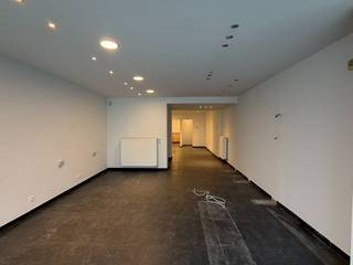 Commerciële ruimte van 85 m² in centrum van Lennik met ruime vitrine.Indeling: ruimte (38 m²) met aparte inkomdeur en grote beglazing voor optimale...