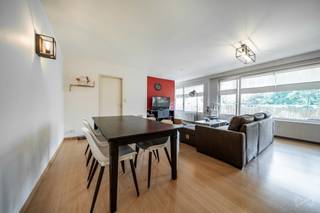 <p><strong>Infos & visites – 02 315 51 71</strong><span></span></p>
<p><strong>We Invest Brussels</strong> vous présente ce superbe appartement idéalement situé <strong>Woluwedal 2 à Zaventem</strong>, au <strong>3ᵉ étage</strong> d'une copropriété bien entretenue.</p>
<p>Dès l'entrée, vous découvrez un hall accueillant menant vers un agréable séjour baigné de lumière, prolongé par une <strong>grande terrasse</strong> accessible également depuis la chambre, idéale pour profiter des beaux jours. La cuisine indépendante, fonctionnelle et bien agencée, complète parfaitement l'espace de vie.</p>
<p>L'espace nuit se compose d'une belle chambre, d'une salle de bains avec WC ainsi que d'un hall de nuit offrant une circulation fluide entre les différentes pièces.</p>
<p>L'appartement est en <strong>excellent état</strong>, bénéficie d'un <strong>PEB B</strong>, d'une <strong>installation électrique conforme</strong> et ne nécessite aucun travaux. Il est <strong>actuellement loué</strong>, mais sera <strong>libre à l'acte</strong>, ce qui en fait une excellente opportunité aussi bien pour un futur occupant que pour un investisseur. Les copropriétaires profitent également d'un <strong>grand parking commun sécurisé avec barrière</strong> (sans emplacement privatif), un véritable atout au quotidien.</p>
<p>Vous apprécierez sa situation privilégiée, à proximité immédiate des commerces, des transports en commun, des écoles ainsi que du <strong>Shopping de Woluwe</strong>, tout en bénéficiant d'un accès rapide aux principaux axes routiers.</p>
<p><strong>Une opportunité rare dans le quartier, à visiter au plus vite !</strong></p>