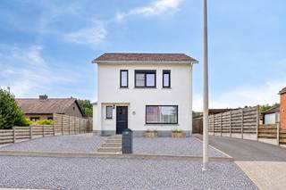 <p>Aan de Oude Baan 26 in Tessenderlo-Ham bevindt zich deze verzorgde en gedeeltelijk gerenoveerde open bebouwing. De woning is gelegen op een ruim perceel van 8a02ca en beschikt over een bewoonbare oppervlakte van circa 155 m². Dankzij de rustige ligging en het aangename uitzicht op het omliggende groen is dit een ideale woning voor wie ruimte en privacy zoekt.<br /><br />Op het gelijkvloers vindt u een ruime en lichtrijke leefruimte met aansluitend de ingerichte keuken. Verder beschikt deze verdieping over een vernieuwde badkamer met inloopdouche, een afzonderlijk toilet en een praktische berg- en wasruimte.<br /><br />De verdieping omvat drie slaapkamers, waarvan twee ruime kamers, waarvan één momenteel als bureau is ingericht. Daarnaast is er boven een tweede afzonderlijk toilet aanwezig.<br /><br />Achteraan sluit het terras mooi aan op de ruime tuin. Hier kunt u in alle rust genieten van het open en groene uitzicht. Op het perceel is bovendien voldoende parkeergelegenheid aanwezig.<br /><br />De woning is pas beschikbaar in de zomer van 2027. <br /><br />Troeven van deze woning:<br /><br />- Zeer rustig gelegen met uitzicht op het groen<br />- Open bebouwing op een perceel van 8a02ca<br />- Circa 155 m² bewoonbare oppervlakte<br />- Drie slaapkamers, waarvan twee ruime<br />- Vernieuwde badkamer met inloopdouche<br />- Praktische berg- en wasruimte<br />- Terras en ruime tuin<br />- Conforme elektrische installatie<br /><br />Meer info? Contacteer Michiel Steegen via michiel@vestio.com of bel naar 0478 30 04 25.<br /> </p>