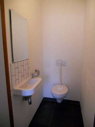 Moderne WONING met 2 slaapkamers, tuin en staanplaats te huur te Lummen, Molemstraat 80.Deze rijwoning is gelegen op 3a en omvat :GELIJKVLOERS :-...