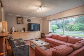 Op een schitterende locatie te Bonheiden bevindt zich deze open bebouwing met 3 slaapkamers en inpandige garage op een perceel van 477 m². U geniet hier van een uitstekende bereikbaarheid richting belangrijke invalswegen en bevindt zich tegelijk vlakbij het centrum van Bonheiden met winkels, eet-en drankgelegenheden, scholen en het openbaar vervoer op wandel- en fietsafstand.<br /><br />We betreden de woning via de inkomhal. De woonkamer geniet van veel lichtinval en kan worden ingericht met een gezellige zithoek. Aangrenzend bevindt zich de ruime eetkamer en de keuken, die voorzien is van de voornaamste toestellen. Vanuit de eetplaats heeft u verder nog toegang tot een bureau die eveneens gebruikt zou kunnen worden als extra slaapkamer. Het gelijkvloers beschikt aan de achterzijde nog over een badkamer met douche, een veranda, een inpandige garage en een apart toilet. De ruime nachthal op de eerste verdieping geeft ons toegang tot 2 slaapkamers en een apart toilet met lavabo. In de tuin kunt u steeds in alle rust en privacy genieten van het mooie weer. Een tuinhuis voorziet u van extra comfort en opbergruimte voor al uw tuinspullen. <br /><br />U bent verplicht om deze woning binnen de 6 jaar na aankoop grondig energetisch te renoveren tot minimum EPC-label D.<br /><br />Dit is een uitstekende opportuniteit als u op zoek bent naar een renovatieproject met zeer veel potentieel in het centrum van Bonheiden. Contacteer ons op 0497 14 67 97 voor meer informatie of neem een kijkje op www.boonstravastgoed.be. <br /><br />Bijzonderheden:<br />- Garage<br />- 3 slaapkamers<br />- Uitstekende locatie 