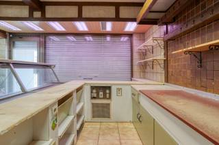 Deze veelzijdige eigendom is ideaal voor wie wonen en werken wil combineren op één locatie. Met een  handelsruimte, meerdere bruikbare ruimtes en...