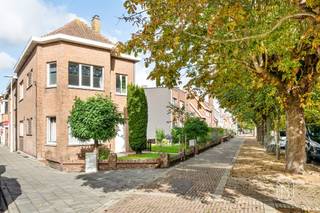 Te koop: opbrengsteigendom met 2 appartementen en 2 garages in NieuwpoortOp een interessante ligging in Nieuwpoort bevindt zich deze opbrengsteigendom, bestaande uit 2 appartementen en 2 afzonderlijke garageboxen. Het volledige gebouw is momenteel verhuurd en biedt daardoor een interessante opportuniteit voor investeerders die op zoek zijn naar onmiddellijke huurinkomsten of toekomstig ontwikkelingspotentieel.Wat maakt deze eigendom uniek?Het eerste appartement beschikt over 1 slaapkamer, een badkamer en een aangename, lichtrijke veranda die aansluit op een privatief tuintje. Daarnaast ook nog een zuur ruime kelder en heeft het appartement een EPC-D. Het tweede appartement omvat 2 slaapkamers, een badkamer en een gezellig terras en een vaste trap naar de zolder. Het appartement heeft een EPC-C. Beide appartementen beschikken bovendien over een eigen garage en beide gasinstallaties werden recent vernieuwd. Een bijkomende troef is dat het volledige pand momenteel verhuurd is, waardoor u als investeerder meteen kunt rekenen op bestaande huurinkomsten. Daarnaast biedt deze eigendom ook interessant ontwikkelingspotentieel, uiteraard rekening houdend met de geldende stedenbouwkundige voorschriften en eventuele vergunningen. Kan eventueel apart worden aangekocht. Te koop via Immo Beguin, jouw vastgoedexpert sinds 2009, met kantoren in Ronse, Waregem, Kortrijk, Deinze, Doornik, Lessines, Moeskroen en Nieuwpoort.