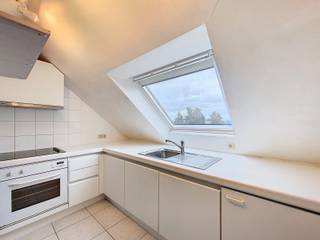 This roof apartment in Dilbeek with 1 bedroom and terrace is located on the third floor and offers a central location. The spacious living room...