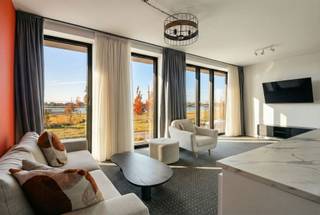 In het moderne nieuwbouwproject aan het vernieuwde Nieuw Zuid in Antwerpen bevindt zich deze kwalitatieve studio van ca. 45 m², met een prachtig frontaal uitzicht over de Schelde. Gelegen op de eerste verdieping geniet u hier van rust, veel licht en een uitzonderlijke woonbeleving vlak bij het water. De studio is praktisch én luxueus afgewerkt, met plafondhoge ramen die zorgen voor een enorme lichtinval en een schitterend panoramisch uitzicht. De open, maatwerkkeuken is volledig uitgerust met hoogwaardige toestellen en biedt alle comfort voor dagelijks gebruik. Leef- en slaapruimte vloeien stijlvol in elkaar over. De moderne badkamer is voorzien van een inloopdouche en lavabo, en er is een apart gastentoilet aanwezig. De volledige studio straalt kwaliteit uit en werd afgewerkt met duurzame, tijdloze materialen. Onder het tapijt in de woonkamer bevindt zich een volhouten parketvloer. De ondergrondse autostaanplaats wordt aangeboden voor €40.000. Deze studio is ideaal als pied-à-terre, investering of eerste woning voor wie wil genieten van hoogwaardig wooncomfort met zicht op de Schelde, in een van de meest gegeerde wijken van Antwerpen.<br /><br />De ligging is uiterst centraal in de groene, hedendaagse stadswijk ‘Nieuw Zuid’. Deze trendy buurt is populair bij zowel jong als oud dankzij de vele winkels, eet- en koffiebars en culturele hotspots. Bovendien profiteert u van een uitstekende bereikbaarheid, met vlotte toegang tot de autosnelweg en openbaar vervoer op wandelafstand.<br /><br />EPC: A - UC: 169604 - Woongebied, vergunning uitgereikt, Geen rechterlijke herstelmaatregel of bestuurlijke maatregel opgelegd, Geen voorkooprecht ruimtelijke ordening aanwezig, Geen verkavelingsvergunning - P + G score : C