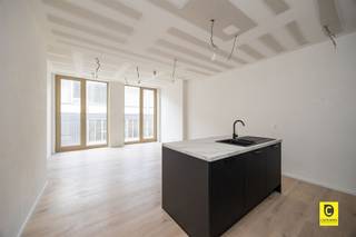 <p><span>Exclusief wonen in 'The Vault': Modern 1-slaapkamerappartement in hartje Antwerpen</span></p><p><span>Droomt u van een luxueuze uitvalsbasis in de bruisende Antwerpse Theaterbuurt? Welkom in 'The Vault', een architecturaal hoogstandje van de hand van Luc Binst. Dit exclusieve nieuwbouwproject combineert de energie van het stadscentrum met de serene rust van een verkeersluwe zijstraat. Hier woont u in een BEN-woning (Bijna Energie Neutraal) van topniveau, waar stijl en duurzaamheid hand in hand gaan.</span></p><p><span> </span></p><p><span>Lichtrijke leefruimte &amp; open keuken</span></p><p><span>Bij binnenkomst ervaart u direct het kwalitatieve karakter van dit appartement van ca. 57 m². Dankzij de kamerhoge raampartijen baadt de leefruimte in het daglicht, wat zorgt voor een heerlijk open en luchtig gevoel. De open keuken is naadloos geïntegreerd in het geheel en afgewerkt met materialen van hoog niveau. Of u nu de dag start met een ontbijt of vrienden ontvangt voor een diner: de ruimte ademt klasse en comfort.</span></p><p><span> </span></p><p><span>Terras</span></p><p><span>Een grote troef is het overdekte terras van ca. 5 m², de perfecte plek om in alle privacy te genieten van een kop koffie of een goed boek.</span></p><p><span> </span></p><p><span>Slaapkamer &amp; Comfort</span></p><p><span>De slaapkamer is een oase van rust, afgewerkt met oog voor detail. De badkamer is modern ingericht met een inloopdouche en een stijlvol lavabomeubel. Daarnaast beschikt het appartement over een praktische berging, wat zorgt voor een opgeruimd interieur. Dankzij de ventilatie type D geniet u bovendien altijd van een gezond binnenklimaat.</span></p><p><span> </span></p><p><span>Duurzaamheid op topniveau</span></p><p><span>Dit appartement is gebouwd met de toekomst in gedachten. Met een energiepeil van 20 of lager is de woning officieel BEN (Bijna Energie Neutraal). De integratie van zonnepanelen zorgt niet alleen voor een duurzame levensstijl, maar ook voor een aanzienlijk lagere energiefactuur.</span></p><p><span> </span></p><p><span>De 'Place to be': Theaterbuurt</span></p><p><span>Alles wat Antwerpen te bieden heeft, ligt aan uw voeten: van de luxueuze boetieks in de Schuttershofstraat en de Meir, tot de culinaire wereldtop bij de nabijgelegen Botanic Sanctuary. Cultuurliefhebbers halen hun hart op met de Bourlaschouwburg en het Stadspark op wandelafstand.</span></p><p><span> </span></p><p><span>De highlights op een rij:</span></p><p><span>- Architecturale klasse: Ontwerp van de befaamde Luc Binst.</span></p><p><span>- Uiterst energiezuinig: BEN-woning (E20 of lager) inclusief zonnepanelen.</span></p><p><span>- Toplocatie: Gelegen in het hart van de Theaterbuurt, nabij de Botanic Sanctuary en de Meir.</span></p><p><span>- Instapklaar: Hoogwaardige afwerking met veel lichtinval door riante raampartijen.</span></p><p><span>- Buitenplezier: Overdekt terras van ca. 5 m² met zicht op de groene binnentuin.</span></p><p><span> </span></p><p><span>Bent u op zoek naar een unieke woonst of een slimme investering in het kloppend hart van Antwerpen? Dit is uw kans. Neem snel contact op voor een bezichtiging!</span></p><p><span> </span></p><p><span>*Verkoop onder 21% btw.</span></p>