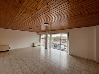 In een kleinschalige residentie bevindt zich, op de eerste verdieping, dit ruim appartement. Lichtrijke leefruimte met praktische keuken en een afzonderlijke berging. Twee ruime slaapkamers. Afzonderlijk toilet. Badkamer met bad en meubel.<br /><br />Centrale Verwarming met een condenserende gasketel (anno 2024). De eigenaar voorziet om op korte termijn de keuken te vernieuwen.<br />Uitstekende prijs-kwaliteit-verhouding.<br /><br />Vaste kosten : 50 euro / maand.