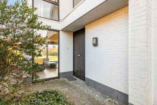 In een rustige straat waar alleen bewoners en hun bezoekers komen, ligt deze architecturale woning op een riant perceel van meer dan 1000 m²...
