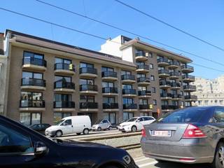 Deze ruime studio op de 5de verdieping bevat inkomhall met slaaphoek. Badkamer met lavabo , ligbad . Er is ook een aprt toilet . Open keuken en ruime living. Groot pluspunt is het zonnig terras. <br /><br /><br />Buiten misschien een nieuwe vloerbekleding in de living is dit pand volledig instapklaar. De residentie is zeer goed onderhouden. Zo werd reeds geinvesteerd in nieuwe daken met isolatie , nieuwe grote Kone lift en recent werd geïnvesteerd in een centrale luxe - inkomhall.<br /><br />Men is ook langs de achterzijde van het gebouw via tweeveilige straatjes direct aan zee. Reeds meerdere beleggers investeerden in deze residentie die normaliter gekenmerkt is door lage en bijgevolg betaalbare algemene onkosten. <br /><br />Dit pand is dus uiterst geschikt voor verhuur , vast verblijf voor een alleenstaande of gewoon een tweede verblijf. <br /><br />Andere weetjes : residentie is rolstoeltoegankelijk en heeft ook een gemeenschappelijke fietsenberging. Er is ook recentelijk een nieuw schuifraam geplaatst , Deur inkom van het privatief is een dure veiligheidsdeur. Men heeft zelfs een beetje "Spaans" zeezicht. Pand wordt gemeubeld verkocht en er is handig tweeslapersbed voorzien in wandmeubel .<br /><br />Indien gewenst kan er van een andere mede-eigenaar ook een standplaats worden aangekocht.