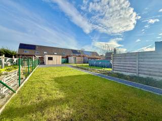 MAIL NAAR CHADIA@WIJSVASTGOED.BE VOOR EEN BEZOEKAANVRAAG - TELEFONISCH WORDEN ER GEEN BEZOEKEN INGEPLAND!Deze charmante woning werd binnenin van A...