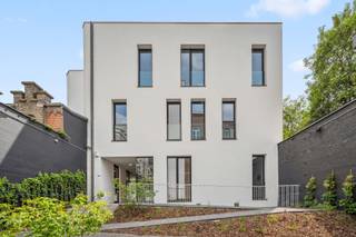 In dit moderne gebouw, verscholen achter een historische gevel in het midden van de Bondgenotenlaan mogen wij 18 bureauruimtes aanbieden.De...