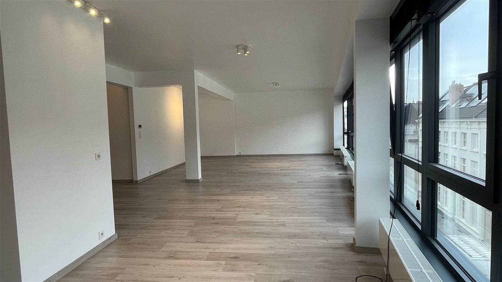 Gloednieuw gerenoveerd appartement in centrum Antwerpen - foto 3