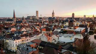 Welkom op de 12de verdieping van resentie Palfyn — een zeldzame kans voor wie wil wonen op hoogte, met een adembenemend uitzicht over Gent én op...