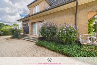 Op zoek naar een vrijstaande woning met veel ruimte en de mogelijkheid om die naar eigen smaak te vernieuwen?<br /><br />Aan de Dokter Pergenslaan in Maaseik staat deze goed onderhouden woning uit 1968. Ze staat op een perceel van 528 m² en heeft ongeveer 156 m² bewoonbare oppervlakte. Daar komt nog een bijna volledige kelderverdieping van meer dan 90 m² bij.<br /><br />Het gelijkvloers beschikt over een ruime woonkamer van ongeveer 35 m², die dankzij haar L-vorm verschillende mogelijkheden biedt voor de inrichting van een zit- en eetgedeelte. Aansluitend bevindt zich de keuken, met toegang tot de bijkeuken. Verder vind je op het gelijkvloers een vestiaire en een gastentoilet.<br /><br />Op de verdieping bevinden zich 3 volwaardige slaapkamers van ongeveer 14, 15 en 20 m². De grootste heeft rechtstreeks toegang tot het balkon aan de voorzijde van de woning. De badkamer is uitgerust met een ligbad, een wastafel en een toilet.<br /><br />De woning is daarenboven nagenoeg volledig onderkelderd. Beneden vind je twee grote kelderlokalen, een aparte wasruimte en een inpandige garage van bijna 11 meter diep. Daarin kunnen twee wagens achter elkaar staan en blijft er nog plaats over voor fietsen of een werkhoek.<br /><br />Rondom het huis ligt een aangelegde tuin met volgroeide beplanting. <br /><br />De woning werd doorheen de jaren zeer goed onderhouden en beschikt over aangename en ruime kamers. Tegelijk biedt ze vandaag nog heel wat mogelijkheden voor wie ze verder wil moderniseren en aanpassen aan de eigen smaak en woonwensen, zowel qua afwerking als op technisch en energetisch vlak.<br /><br />Zoek je een vrijstaande woning met veel ruimte, een bijzonder ruime garage en een degelijke basis die je verder naar je hand kunt zetten? Dan is deze woning zeker een bezoek waard.