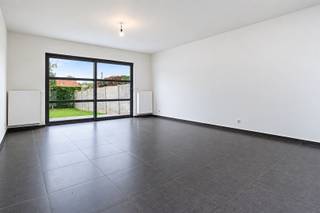 Op zoek naar een instapklare woning met voldoende ruimte en een aangename tuin? Dan is deze gerenoveerde woning in Sint-Niklaas zeker een bezoek waard!Met een bewoonbare oppervlakte van 133 m² op een perceel van 151 m² biedt deze woning een mooie combinatie van ruimte, comfort en gezelligheid.Op het gelijkvloers bevindt zich de lichtrijke leefruimte met aansluitend de keuken. De grote raampartijen zorgen voor veel natuurlijk licht en bieden rechtstreeks toegang tot de tuin, een fijne plek om te ontspannen of gezellig buiten te zitten.Verder beschikt de woning over drie slaapkamers en een badkamer met ligbad en wastafel.De afgesloten achtertuin biedt de nodige privacy en vormt een aangename aanvulling op de leefruimte.Een extra troef is het gunstige EPC-label B, wat bijdraagt aan het energiezuinige karakter van de woning.Dankzij de ligging in Sint-Niklaas bevinden winkels, scholen en andere voorzieningen zich op korte afstand.Een verzorgde en energiezuinige woning met drie slaapkamers en een tuin, ideaal voor starters, koppels of gezinnen die op zoek zijn naar een nieuwe thuis!