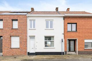 Ontdek deze gerenoveerde woning, ideaal gelegen vlakbij het centrum van Avelgem. Alles wat je nodig hebt ligt op wandelafstand: winkels, gezellige restaurants, apotheken, scholen en openbaar vervoer.<br />Via de inkomhal betreed je de woning, waar je toegang hebt tot een <strong>gastentoilet</strong>, <strong>Living</strong>, <strong>eetplaats</strong>, open <strong>leefkeuken </strong>met combi-oven, kookplaat, vaatwas, spoelbak en frigo en gezellige <strong>eethoek</strong>.<br /><br />Op de eerste verdieping vind je <strong>2</strong> <strong>ruime en lichtrijke</strong> <strong>slaapkamers </strong>en de <strong>badkamer </strong>met alle nodige comfort zoals een inloopdouche, dubbel lavabomeubel en een tweede toilet.<br />Op het 2e verdiep treffen we de<strong> master bedroom</strong><br /><br />Buiten heeft deze woning de nodige rust en belevingsmogelijkheden door de grote tuin, achteraan is er ook een uitweg om weg te kunnen met fietsen, grasmachine,...
<h4>Schrijf je in voor het bezoekmoment op dinsdag 28/4 via de zwarte knop "maak een afspraak" op onze website.</h4>
 

<h4><span>Contacteer Martijn voor meer info: </span>martijn@maesconceptimmo.be <span>of </span>0470/62.95.68<span>.</span></h4>