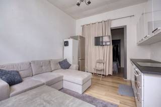 <p>Op een <strong>zeer goede locatie</strong> in Antwerpen bevindt zich deze ruime woning die momenteel is ingedeeld in vier afzonderlijke studio's. Dankzij de centrale ligging en huidige indeling biedt dit pand tal van mogelijkheden voor zowel investeerders als wie op zoek is naar een ruime woning.</p><p><strong>Indeling gelijkvloers:</strong> via de inkomhal heeft u toegang tot de gemeenschappelijke gang en de <strong>recent gerenoveerde studio</strong> op het gelijkvloers. De studio omvat een leefruimte met open keuken die is uitgerust met een keramische kookplaat, dampkap, oven en enkele lavabo. Verder is er één slaapkamer en een achtergelegen badkamer die is uitgerust met een douche, enkel wasmeubel, toilet en aansluiting voor een wasmachine. Via de badkamer krijgt u nog toegang tot een kleine buitenkoer.<br /><strong>Studio V1:</strong> u betreedt de studio via de leefruimte met keuken, welke is uitgerust met een elektrisch kookvuur, dampkap, koelkast en lavabo. Vanuit de leefruimte krijgt u toegang tot de slaapkamer, die verder doorgang geeft tot de badkamer. Deze is uitgerust met een douche, enkel wasmeubel, toilet en aansluiting voor een wasmachine. <br /><strong>Studio V2:</strong> deze studio beschikt over een ruime leef- en slaapruimte met keuken, welke is uitgerust met een elektrisch kookvuur, dampkap, oven en lavabo. Verder beschikt de studio nog over een aparte badkamer met douche, enkel wasmeubel en toilet.<br /><strong>Studio V3:</strong> deze studio beschikt over een ruime leef- en slaapruimte met keuken, welke is uitgerust met een elektrisch kookvuur, dampkap en lavabo. Verder beschikt de studio nog over een aparte badkamer met douche, enkel wasmeubel, toilet en aansluiting voor een wasmachine.</p><p>Troeven van dit pand<br />- Topligging nabij Park Spoor Noord<br />- Ingericht als 4 studio's met een <strong>huuropbrengst van +/- € 2.400 / maand (!)</strong><br />- 4 aparte elektriciteitsmeters<br />- Recent vernieuwd dak</p><p>EXTRA: <br />- EPC F: 843 kwh/m² jaar (opgesteld <strong>voor</strong> de renovatiewerken, waaronder het dak!)<br />- P-score D, G-score D<br />- Woongebied, Gvg, Gmo, Gvv, Gvkr<br />- Maatregelenregister in aanvraag</p><p>Voor meer info ga naar www.coenenvastgoed.be of bel 03/375.82.92</p>