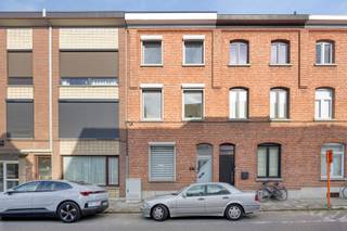 Voor verdere info of een vrijblijvende waardebepaling van uw eigendom: jordi.broes@homixx.be of 016 199 340.<br /><br />In een strategisch gelegen buurt aan de Hombeeksesteenweg in Mechelen vlakbij het Vrijbroekpark stellen wij u graag deze verrassend ruime, energiezuinige en gerenoveerde tweegevelwoning voor. <br />Dankzij een bewoonbare oppervlakte van 139 m² op een perceel van 94 m² biedt deze woning alle modern comfort en ruimte die een eigentijds gezin nodig heeft. <br />Bovendien geniet u van een uitstekende EPC-score B en is de woning uitgerust met zonnepanelen én een thuisbatterij, wat garant staat voor een lage energiefactuur en duurzaam wooncomfort.<br /><br />Bij het betreden van de woning ervaart u via de inkomhal met hoge plafonds meteen een aangename lichtinval. <br />De gezellige leefruimte, voorzien van een sfeervolle elektrische haard, staat in naadloze verbinding met de moderne open keuken — het absolute hart van de woning. <br />Op de verdiepingen bevinden zich maar liefst 4 volwaardige slaapkamers, praktisch verdeeld over de eerste en tweede verdieping (2 slaapkamers per verdieping). <br />Daarnaast beschikt het pand over 2 ingerichte badkamers en 2 toiletten, wat het dagelijkse comfort voor het hele gezin ten goede komt.<br /><br />In de kelderverdieping vindt u een handige berging/wasplaats met extra opbergruimte. <br />Buiten kan u heerlijk ontspannen op het gezellige terras en in de onderhoudsvriendelijke, kleine tuin. <br />Via het hek achteraan de tuin waarmee u ook de woning kan betreden, heeft u bovendien rechtstreekse toegang tot de private garagebox. <br />De woning beschikt achteraan de eigendom over een garagebox die kan aangekocht worden aan de prijs van € 20.000.<br /><br />Kortom, een instapklare, asbestveilige en toekomstgerichte gezinswoning op een centrale locatie nabij het centrum van Mechelen.