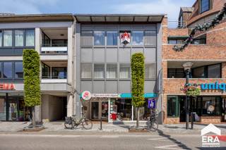 In het bruisende centrum van Geel vlakbij verschillende horecazaken en winkels vind je dit charmant appartement. Met zijn 2 ruime slaapkamers,...
