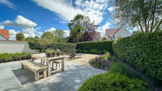 Koppelvilla met sfeervol ingerichte, perfect georiënteerde tuin, gelegen in een groene omgeving aan de rand van het Zoute...Deze charmante...