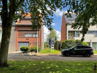 Perceel bouwgrond aan de gegeerde en groene Albertdreef van ca. 168 m²! <br /><br />Bebouwbaar volgens de basisbouwnorm:<br /><br />-Kelder<br />-Gelijkvloers: 6 meter x 13 meter<br />-1ste Verdieping: 6 meter x 13 meter<br />-2de verdieping: 6 meter x 9 meter<br /><br />Oriëntatie op het noordoosten. <br /><br />Het perceel kent een aangename ligging op wandelafstand van het centrum en met uitvalswegen op enkele minuten van het pand! Meer info omtrent de bouwvoorschriften via het kantoor!<br /><br />Heden reeds fundering aanwezig.