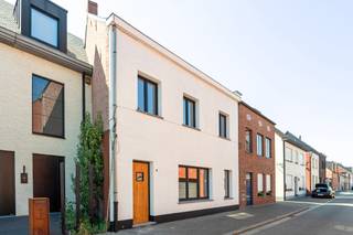 <strong><span>Ruime en volledig gerenoveerde rijwoning met 4 slaapkamers, tuin en centrale ligging in Sint-Lenaerts!</span></strong><span> Deze instapklare woning werd het voorbije jaar grondig gerenoveerd en beschikt over een ruime woonkamer van ca. 43,5 m², een grote leefkeuken van ca. 24 m², 4 volwaardige slaapkamers, 2 badkamers en een polyvalente ruimte. Verder geniet de woning van een veranda, aangename tuin met terras, tuinkamer en meerdere bergingen. Dankzij de praktische zijtoegang is de achtertuin vlot bereikbaar. Het dak, de isolatie, vloeropbouw en diverse technieken werden vernieuwd. Gelegen in een rustige eenrichtingsstraat, pal in de dorpskern van Sint-Lenaerts. </span><strong><span>Een ruime, instapklare gezinswoning.</span></strong>