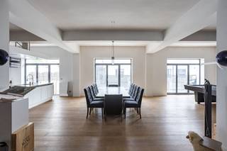 Uitzonderlijke loft van 256 m² in de buurt van Thurn en Taxis. Deze loft ligt in een gegeerde en volop evoluerende wijk van Brussel, vlot bereikbaar met een metrostation op wandelafstand.Een indrukwekkende gevelpartij met glasramen over bijna 14 meter breedte, aangevuld met een lichtput, zorgt voor uitzonderlijke lichtinval doorheen de hele woning. Het ruime terras aan de voorzijde sluit rechtstreeks aan op de leefruimte en biedt volop plaats voor een BBQ met vrienden.Afgewerkt met mooie materialen: goed uitgeruste keuken, badkamer met aparte wc en inloopdouche, apart bezoekerstoilet aan de inkom, sauna met bubbelbad met zicht op de binnentuin, en een kelder. Mogelijkheid tot aankoop van 2 ondergrondse parkeerplaatsen.Contacteer ons snel voor een bezoek!
