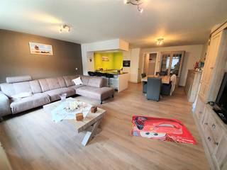 Pal op de Markt in Geel bevindt zich dit volledig gerenoveerde appartement van circa 96 m² op de eerste verdieping. Het omvat een ruime woonkamer met keuken, twee slaapkamers, badkamer, afzonderlijk toilet en berging. Lift, zeer ruim gemeenschappelijk dakterras en ondergrondse parkeerplaats nr. 43 aanwezig EN INBEGREPEN IN DE VRAAGPRIJS!<br /><br />EPC: 66 kWh/(m² jaar) – label A. Elektrische installatie conform. Asbestattest: asbestveilig. Momenteel bemeubeld verhuurd tot en met 31 december 2026 en vrij beschikbaar vanaf 1 januari 2027, onder voorbehoud.<br /><br />Wettelijke informatie: P-score B – G-score B. Niet gelegen in een afgebakend overstromingsgebied of afgebakende oeverzone. Omgevingsvergunning voor stedenbouwkundige handelingen uitgereikt. Bestemming: kerngebied voor wonen en winkelen en zone voor wegenis en openbaar domein volgens RUP Winkelwandelgebied. Geen herstel- of beveiligingsmaatregelen of hangende procedures gekend. Geen voorkooprecht ruimtelijke ordening. Geen omgevingsvergunning voor het verkavelen van gronden. Niet gelegen in watergevoelig openruimtegebied.