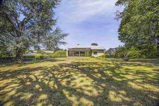 Immo Pické biedt U deze uiterst rustig en residentieel gelegen gelijkvloers villa aan met een prachtig aangelegde tuin. Deze villa is gelegen in één van de meest gegeerde villawijken van Sint-Pieters-Leeuw en is gelegen in de nabijheid van de belangrijkste faciliteiten. We betreden deze villa via een ruime inkomhal met gastentoilet die uitgeeft op een lichtrijke woonkamer, een ruime keuken, een veranda, een nachthal, een badkamer en 3 ruime slaapkamers (19m² - 13m² -13m²). Daarnaast is deze villa volledig onderkelderd en beschikt deze over een zeer ruime dubbele garage, veel stockageruimtes en mogelijkheid om een kelderruimte om te vormen tot een bureel. Voor de woning bevinden zich 2 open autostaanplaatsen. Een echte troef van deze woning is de uitzonderlijke, ingerichte en zuid gerichte tuin. Voor bijkomende informatie, aarzel niet het kantoor te contacteren.