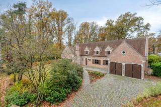 PRACHTIGE WOONST OP TOP LOCATIE TE LINDEN Deze charmante, instapklare woning in open bebouwing is gelegen in Steenveld, een bijzonder rustige...