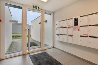 Net buiten het centrum van Roeselare, in een groene en rustige woonomgeving, bevindt zich dit instapklare gelijkvloersappartement met twee slaapkamers, ruim terras en autostaanplaats. Dankzij de vlotte bereikbaarheid en het energiezuinige karakter is dit appartement ideaal voor zowel eigen bewoning als investering.<br /><br /><strong>Ligging</strong>: De ligging biedt een uitstekende verbinding met de ring en de E403. Daarnaast bevindt zich een bushalte in de straat, wat zorgt voor een vlotte bereikbaarheid met het openbaar vervoer. Alle nodige voorzieningen zoals winkels en scholen zijn vlot bereikbaar, terwijl de omgeving rustig en groen blijft.<br /><br /><strong>Indeling van het appartement:</strong><br />Het appartement bevindt zich op het gelijkvloers van blok 5. Via de inkomhal met gastentoilet komt u verder tot de badkamer, uitgerust met een badkamermeubel en inloopdouche. Verder beschikt het appartement over twee volwaardige slaapkamers en een ruime berging, ideaal voor extra opslag en wasvoorzieningen.<br />De indeling loopt door naar de ruime en lichtrijke woonkamer met open keuken. Vanuit de leefruimte heeft u rechtstreeks toegang tot het zuidwestgericht terras van 16 m², waar u in alle rust kan genieten van de zon en de groene omgeving.<br />Bij het appartement hoort tevens een <strong>ondergrondse autostaanplaats</strong>, die kan worden aangekocht aan een meerprijs van <strong>€25.000</strong>.<br /><br /><strong>Technische eigenschappen:</strong>
<ul>
	<li>Centrale verwarming op aardgas.</li>
	<li>Ventilatiesysteem aanwezig.</li>
	<li>Gunstig EPC-label A.</li>
	<li>Conforme elektrische keuring.</li>
	<li>PVC hoogrendementsbeglazing.</li>
</ul>
<strong>Troeven:</strong>

<ul>
	<li>Instapklaar en energiezuinig appartement.</li>
	<li>Groene en rustige omgeving.</li>
	<li>Zonnig zuidwestgericht terras.</li>
	<li>Inbouwkasten, lampen en gordijnen inbegrepen.</li>
	<li>Ondergrondse autostaanplaats.</li>
	<li>Vlotte bereikbaarheid via E403, ring en openbaar vervoer.</li>
</ul>
Bent u op zoek naar een comfortabel, energiezuinig en goed gelegen gelijkvloersappartement in Roeselare? Dan is dit pand zeker een bezoek waard!<br /><br /><strong>Interesse? </strong>Neem contact op met ons kantoor voor meer informatie of een vrijblijvend bezoek via 051/20 14 00 en ontdek zelf de troeven van dit appartement. 