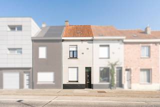 Bent u op zoek naar een betaalbare eerste woning om volledig naar uw eigen hand te zetten, of zoekt u een interessante investering? Deze <strong>centraal gelegen, te renoveren woning aan de Heerbaan 35</strong> <strong>te Harelbeke</strong> biedt een unieke kans. Dankzij de <strong>inpandige garage met achterliggende uitweg</strong> beschikt dit pand over een hoop troeven.<br /><br /><u><strong>Indeling en troeven:</strong></u>
<ul>
<li><strong>Gelijkvloers</strong>: U komt binnen via de inkomhal, die toegang biedt tot de leefruimte met een apart zit- en eetgedeelte. Aansluitend bevindt zich de keuken, de badkamer en het toilet. De garage is uitgerust met een handige uitweg achteraan (ideaal voor fietsen, vuilnisbakken of tijdens de verbouwingswerken). Onder de garage bevindt zich een kelder en erboven een zolderruimte (waar de oude, reeds buiten werking gestelde mazouttanks staan).</li>
<li><strong>Eerste verdieping</strong>: Hier bevinden zich<strong> 2 slaapkamers.</strong></li>
<li><strong>Zolderverdieping</strong>: Bereikbaar via een vaste trap, met de mogelijkheid om een <strong>extra 3de slaapkamer</strong> in te richten.</li>
<li><strong>Mogelijkheid tot uitbreiding</strong>: Er is de <strong>mogelijkheid om de leefruimte, de keuken én het buitengedeelte te vergroten.</strong> Zo maakt u van deze woning uw perfecte thuis!</li>
</ul>
<u><strong>Technische details & ligging:</strong></u><br />🔥 <strong>Verwarming:</strong> De woning wordt verwarmd met gaskachels.<br />💧 <strong>Water:</strong> Er is een regenwaterput aanwezig.<br />📍<strong> Ligging: </strong>Gelegen in de Heerbaan, op wandel- en fietsafstand van het centrum van Harelbeke, scholen, winkels en het openbaar vervoer. U geniet bovendien van een vlotte verbinding met de belangrijkste invalswegen.<br /><br /><strong>Ziet u de mogelijkheden van deze woning met uitweg en garage?</strong><br />👉 <strong>Leg nu uw bezoek vast </strong>en ontdek het potentieel van dit pand ter plaatse!