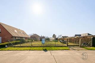Ruim perceel bouwgrond van 756m² te koop in het charmante Outrijve, voor open bebouwing.<br /><br />Gelegen in een rustige en landelijke omgeving biedt dit perceel tal van mogelijkheden voor het realiseren van uw droomwoning op maat, met voldoende ruimte voor een mooie tuin en groene omgeving.<br /><br />Een extra troef is de nabijheid van de beschermde erfgoedsite, de Tombeelmolen, die zorgt voor een authentiek en karaktervol kader in de buurt.<br /><br />De afgebeelde woning is een AI-gegenereerde visualisatie en niet bindend.<br />Meer info of plan je bezoek: wim@immobeguin.be<br />Te koop via Immo Beguin, uw vastgoedexpert sinds 2009, met kantoren in Ronse, Waregem, Kortrijk, Deinze, Doornik en Lessen.
