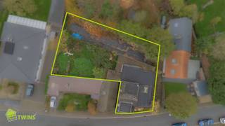 Deze halfopen bebouwing bevindt zich in een groene, rustige omgeving te Sint-Gillis-Dendermonde en biedt een bewoonbare oppervlakte van 152 m² op...