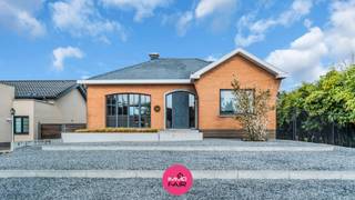 Deze charmante, instapklare bungalow bevindt zich op een royaal perceel van maar liefst 1.839 m². Het is rustig gelegen in een geliefde buurt en heeft een vlotte verbinding naar zowel Hasselt, Genk en de E314. Eveneens zijn winkels, scholen en openbaar vervoer van hieruit makkelijk bereikbaar.<br /><br />Deze gelijkvloerse, comfortabele woning heeft in de afgelopen jaren een stijlvolle renovatie ondergaan. <br /><br />Er is hier maar liefst 215 m² woonplezier ingedeeld als volgt:<br />De ruime inkomhal leidt naar een aangename leefruimte in L-vorm, ingedeeld in een zithoek, eetkamer en leefkeuken. Dankzij de vele raampartijen geniet je hier van een overvloed aan natuurlijk licht.<br />De open keuken met eiland en ontbijthoek sluit hier naadloos op aan en is uitgerust met kwalitatieve inbouwtoestellen (koelkast, oven, inductiekookplaat en vaatwasser). Van hieruit heb je directe toegang tot het terras en de achtertuin.<br /><br />Verder beschikt de woning over een afzonderlijk gastentoilet en twee comfortabele slaapkamers van elk circa 15 m². Ook de master bedroom met airco heeft een mooi uitzicht op de achtertuin. Een praktische, ingebouwde dressing verbindt deze slaapkamer met de badkamer. Deze is ingericht met een vrijstaand ligbad, een douche en een wastafel. <br /><br />Deze bungalow is volledig onderkelderd: hier vind je een technische ruimte en verschillende praktische bergruimtes terug.<br /><br />Via de oprit aan de linkerzijde van de woning kun je een vrijstaand tuingebouw bereiken: ideaal voor dierenliefhebbers!<br />Ook is er een ondergrondse garage voorzien met een sectionaalpoort. <br /><br />Ben jij op zoek naar een instapklare, charmant ingerichte bungalow met lichtrijke ruimtes op een royaal perceel? <br />Bel ons dan vandaag nog via 089 390 990 of info@immofair.be voor een kijkje ter plaatse!