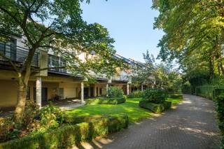 <p><span>Ruime en verzorgde woning op een bijzonder rustige en kindvriendelijke locatie. De woning combineert wooncomfort en een mooie afwerking met een uitstekende bereikbaarheid. Een ideale thuisbasis voor gezinnen die rustig en veilig willen wonen, zonder in te boeten aan de nabijheid van alle dagelijkse voorzieningen.</span></p><p><span>Dankzij het karakter van het woonerf geniet u hier van een verkeersluwe en veilige woonomgeving, waar kinderen naar hartenlust kunnen spelen. Hiertoe werd er ook een speeltuintje met o.a. trampoline ingericht. Tegelijkertijd bevinden winkels, scholen, openbaar vervoer en andere voorzieningen zich op korte afstand. Ook de centra van Ekeren, Kapellen en Brasschaat zijn vlot bereikbaar, net als de belangrijkste verbindingswegen. Een perfecte combinatie dus van rust, veiligheid en mobiliteit!</span></p><p><span>We betreden de woning langs de inkomhal (met vestiairekast), waarna de trap ons naar de eerste verdieping brengt. Hier vinden we een uiterst ruime en lichtrijke leefruimte (50,35m²), met meer dan voldoende plaats voor een aangename zithoek en een eetplaats. Aansluitend vinden we een volledig uitgeruste, open keuken met voldoende kast- en werkbladruimte en verder de volgende uitrusting: fornuis van Boretti (gas), dampkap, oven, microgolfoven, spoelbak, vaatwasser, koelkast en diepvriezer. Verder vinden we hier op de eerste verdieping ook nog een gastentoilet (met handenwasser).</span></p><p><span>Deze eerste verdieping biedt alle comfort voor het dagelijkse gezinsleven. De mooie houten vloeren en eigentijdse materialen zorgen daarbij voor een warme en huiselijke uitstraling.</span></p><p><span>Het is ook via de eerste verdieping dat we toegang kunnen nemen tot de fantastische terrassen, alwaar men in alle rust en met de nodige privacy kan genieten van de groene omgeving.</span></p><p><span>Op de tweede verdieping bevindt zich een ruime master (15,30m²) met ingemaakte kast, een thuiskantoor (met ingemaakte kast en bureau), een stijlvol vernieuwde en volledig uitgeruste badkamer en nog twee (kinder)slaapkamers, respectievelijk 9,65m² en 8,75m². De badkamer is ingericht met een ligbad, een douche, een lavabomeubel (dubbel) en een toilet. Een ideale combinatie van comfort en functionaliteit!</span></p><p><span>Op de derde verdieping vinden we nog een vierde, uiterst ruime slaapkamer, welke eveneens dienst kan doen als hobbykamer, speelruimte en/of ontspanningsruimte.</span></p><p><span>Ook aan parkeergelegenheid en bergruimte geen gebrek. De woning beschikt niet alleen over een ruime inpandige garage (30,75m²), maar ook over een privatieve staanplaats (niet overdekt).</span></p><p><span>Een verrassend ruime en comfortabele gezinswoning met tal van mogelijkheden, gelegen in een rustige, verkeersluwe en bijzonder kindvriendelijke woonomgeving. Een unieke combinatie van ruimte, wooncomfort en een uitstekende ligging!</span></p><p><span>Nog meegeven dat de maandelijkse bijdrage in de gemeenschappelijke lasten 250,00 bedraagt. Hierin zijn o.a. begrepen: water, syndicus, blokpolis en onderhoud en kosten gemeenschappelijke delen, waaronder de prachtige tuin.</span></p>