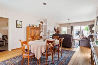<p>Deze instapklare open bebouwing uit 2008 is rustig gelegen nabij de dorpskern van Nieuwmoer op een perceel van 841m². De woning beschikt over een ruime woonkamer met parketvloer en gashaard, een volledig ingerichte keuken, drie slaapkamers, een badkamer met ligbad en douche, een praktische wasplaats, technische ruimte en een opbergzolder. Vanuit de keuken heeft u rechtstreeks toegang tot het overdekte terras en de onderhoudsvriendelijke buitenruimte. Een troef is de vrijstaande garage van maar liefst 60m² met een elektrische en een handmatig bedienbare poort, ideaal voor meerdere voertuigen, een hobby of extra opslag. Verder geniet u van een EPC-label B, conforme elektriciteit, PVC-schrijnwerk met dubbele beglazing en elektrisch bedienbare rolluiken. Een instapklare woning die comfort, functionaliteit en een rustige ligging perfect weet te combineren.</p>