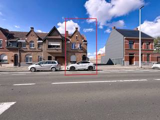 This house to be renovated is located on the Brugsesteenweg, one of the most important access roads in Kortrijk. The location is known for its excellent accessibility and central location. Thanks to the easy connection to the city center, the E17 and the R8, you can get anywhere effortlessly. In addition, there are various shops, schools and public transport in the vicinity, which makes this house extra interesting.Layout: - entrance hall with stairs to the first floor - multipurpose room (ideal as a desk, practice room or children's playroom)- living room - kitchen with storage space - bathroom with bath, shower and double sink - separate toilet - spacious garden First floor: - 2 spacious bedrooms Second floor: - Spacious attic room with a fixed staircase This house with a city garden in Kortrijk offers many opportunities for those looking for a renovation project with potential. Thanks to its convenient location and practical layout, this property is the ideal basis for realizing your dream home.Would you like more information about this property or would you like a site visit? Contact Alissia Dewitte (0472 18 64 21 - alissia.dewitte@dewaele.com) or Yoshi Vandeginste (0474 49 50 38 - yoshi.vandeginste@dewaele.com)