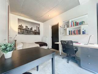 ENKEL VOOR STUDENTEN<br /><br />Deze aangename studentenkamer is gelegen op het gelijkvloers aan de Paardenmarkt, op een toplocatie in de nabijheid van winkels, scholen en het openbaar vervoer.<br /><br />De studentenkamer is volledig bemeubeld en beschikt over een bed, een bureau en een eigen badkamer met douche en lavabo. Daarnaast geniet u van een gezellig privatief tuintje, een absolute meerwaarde om tot rust te komen in het hart van de stad.<br /><br />Deze studio combineert een praktische indeling met een uitstekende ligging.