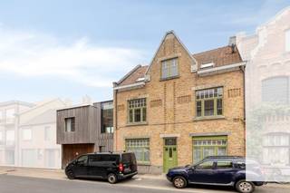 Nabij de Kruispoort (Dampoortstraat) te Sint-Kruis, centraal gelegen aan de stadsrand van Brugge bevindt zich dit gerenoveerd, klassevol huis te koop op een perceel van 533m² met 5 slaapkamers, 3 badkamers, garage, uiterste ruime kelder en een gunstig georiënteerde tuin. Dit luxueus huis werd met kwalitatieve materialen duurzaam gerenoveerd (EPC 151) geniet van een gunstige locatie vlakbij de Brugse vesten, buurtwinkels, scholen, openbaar vervoer, warenhuizen, sportcentrum...<br />Indeling:<br />Gelijkvloers (circa 110m²):<br />- Inkomhal (12m²) met gastentoilet;<br />- ruime, lichtrijke woonkamer (65m²) met gashaard en zicht op de gunstig georiënteerde tuin (533m²);<br />- compleet uitgeruste keuken (15m²);<br />- garage (18m²) met automatische poort.<br />1ste verdieping (circa 83m²):<br />- Nachthal (8m²);<br />- slaapkamer 1 (12m²);<br />- slaapkamer 2 (16m²);<br />- badkamer 1 (12m²) met inloopdouche en dubbele lavabo in meubel;<br />- badkamer 2 (10m²) met lavabo in meubel, ligbad en toilet;<br />- slaapkamer 3 (25m²) met ingemaakte kasten.<br />2de verdieping (circa 57m²):<br />- Nachthal (8m²);<br />- slaapkamer 4 (24m²);<br />- slaapkamer 5 (13m²);<br />- badkamer 3 (12m²) met ligbad, lavabo in meubel en toilet. <br />3de verdieping (circa 21m²):<br />- Zolder (21m²) toegankelijk via vlizotrap. <br />-1°V. (circa 88m²):<br />- Uiterst ruime kelder (88m²) omvattende: keuken, wc, opbergruimte...