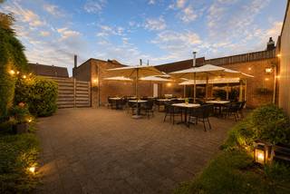 Ontdek dit interessant investeringspand langs een commerciële verkeersader van Eeklo. Met twee verhuurde gebouwen geniet dit vastgoedgeheel van een uitstekende zichtbaarheid en een constante passage.
RESTAURANT I:
Het pand beschikt over een bruikbare vloeroppervlakte van ca. 258 m² met achteraan een ruim terras en is momenteel verhuurd als (afhaal)restaurant via een handelshuurovereenkomst. Indeling: bij het betreden van het pand komt u rechtstreeks in de gezellige verbruikszaal met bar. Verder omvat het pand een technische bergruimte, een sanitair gedeelte met lavabo en twee toiletten, evenals een ingerichte keuken. Aansluitend aan de keuken bevinden zich ruime voorraadruimtes en de toegang tot het terras. Aan de voorzijde is er bovendien ruimte voor drie parkeerplaatsen.
RESTAURANT II:
Het pand beschikt over een bruikbare vloeroppervlakte van ca. 424 m² (incl. appartement) met vooraan een ruim terras en is momenteel verhuurd als Italiaans restaurant via een handelshuurovereenkomst. Indeling: bij het betreden van het pand komt u terecht in een gezellige inkomhal van hieruit heeft u toegang tot het bovengelegen appartement, de verbruikszaal met bar, en de sanitaire ruimte.
De sanitaire ruimte bestaat uit 2 ruimtes. Voor het mannelijk gezelschap zijn er twee piscines en een toilet met lavabo aanwezig. Voor het vrouwelijk gezelschap zijn er twee toiletten en een dubbele lavabo aanwezig.
De verbruiksruimte beschikt over een open keuken met een gezellige bar. Verder omvat het pand een technische bergruimte, en evenals een ingerichte keuken. Aansluitend aan de keuken bevindt zich een ruime voorraadruimte. Aan de voorzijde van het restaurant is er een gezellig terras en bovendien ruimte voor zeven parkeerplaatsen.
Boven het restaurant is er nog een appartement beschikbaar. De indeling van het appartement is als volgt. Via de inkomhal van het restaurant kan u via de trap naar boven. Eenmaal boven, komt u via de inkomhal uit in de ruime lichtrijke leefruimte met aansluitend een zuidgericht terras. Verder is er nog een keuken en twee badkamers aanwezig. Als kers op de taart zijn er nog 3 ruime slaapkamers.
Voor beide panden zijn de volledige inrichting en uitbatingselementen eigendom van desbetreffende huurder, wat dit vastgoedgeheel tot een zorgeloze investering maakt met onmiddellijke huuropbrengst.
Contacteer ons voor een bezoek en ontdek de mogelijkheden.
Bel ons op 09 336 16 15 of mail naar info@vastgoedunicum.be, we helpen u graag verder.