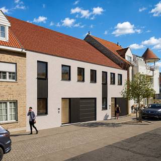 In de Dorpsstraat in Westkapelle wordt deze ruime nieuwbouwwoning gerealiseerd. Dankzij zijn centrale ligging zijn de lokale handelaars, de bakker en restaurants op wandelafstand van de woning. <br /><br />Op het gelijkvloers bevinden zich de inkomhal met gastentoilet, een ruime leefruimte met open keuken, een gezellige eetplaats en een living voorzien van grote raampartijen die toegang geven tot de ingerichte stadstuin. Daarnaast beschikt de woning over een praktische berging en een afzonderlijke fietsenberging met rechtstreekse toegang vanaf de straat. Op de eerste verdieping bevinden zich 3 volwaardige slaapkamers en 2 badkamers. De bovenste verdieping biedt nog bijkomende ruimte voor een vierde slaapkamer.<br /><br />De woning wordt verkocht met verschillende afwerkingsmogelijkheden. Hierdoor kunnen de toekomstige eigenaars de materialen en afwerking naar eigen smaak kiezen.<br /><br />Meer informatie? Contacteer Willem Cauwels: 050/89.27.70