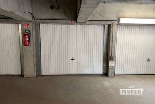 Ondergrondse garagebox te koop in De Haan!<br /><br />Op zoek naar een veilige parkeerplaats of extra opslagruimte? Deze ondergrondse garagebox, gelegen in de Goudfazantlaan 11 te De Haan, is nu te koop.<br /><br />Afmetingen:<br /><br />Breedte poort: 2,34 m<br /><br />Diepte: 5,15 m<br /><br />Hoogte: 1,80 m<br /><br />Richtprijs: € 39.000<br /><br />Elk ernstig bod wordt met de nodige aandacht in overweging genomen.<br /><br />Interesse? Neem vrijblijvend contact op met Victor via victor@immofrancois.be of 0470 64 60 28 voor meer informatie of een bezoek ter plaatse.<br /><br />