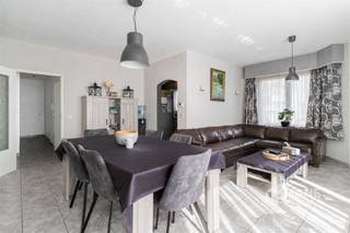 <p><span>Instapklaar hoekappartement (97 m²) met 2 slaapkamers en riante tuin (163 m²) in Hoboken</span></p><p><span>In de Jan Van Canlaan woon je in een rustige straat met alle nodige voorzieningen binnen handbereik. Openbaar vervoer en velo-stations bevinden zich vlakbij en ook winkels, supermarkten en scholen zijn vlot bereikbaar. Met de wagen geniet je van een goede verbinding met de snelweg, terwijl je voor een portie groen gemakkelijk te voet of met de fiets naar de Hobokense Polder trekt. Rustig wonen met de levendige stad en rustige natuur binnen handbereik!</span></p><p><span>Het appartement bevindt zich op het gelijkvloers van een kleinschalig gebouw van drie hoog en werd doorheen de jaren steeds netjes onderhouden. Hierdoor kan je hier zonder zorgen je intrek nemen. Recent werd bovendien een nieuwe verwarmingsketel geïnstalleerd en met een EPC-score C beschikt het appartement over een degelijke energieprestatie.</span></p><p><span>Vooraan, op de hoek van het gebouw, bevindt zich de bijzonder lichtrijke leefruimte van maar liefst 40 m². Aansluitend ligt de aparte keuken (10 m²), voorzien van de nodige basisuitrusting. Via de hal bereik je vervolgens de badkamer (5 m²) met ligbad/douche en lavabomeubel. Tegenover de badkamer bevindt zich een praktische berging en daarnaast is er nog een apart toilet.</span></p><p><span>Aan de rustige achterzijde liggen de twee volwaardige slaapkamers van respectievelijk 11 m² en 15 m². Beide kamers bieden rechtstreeks toegang tot de absolute blikvanger van het appartement: de riante westgerichte tuin van maar liefst 163 m². De tuin loopt rondom het appartement en biedt een heerlijke plek om in alle rust van de namiddag- en avondzon te genieten. Een garagebox is optioneel bij aan te kopen voor 30.000€.</span></p><p><span>Een instapklaar appartement van 97 m² én een tuin die bijna dubbel zo groot is? Die combinatie kom je niet elke dag tegen!</span></p><p><span>Bewoonbare opp. 97 m² – ref.: bruto vloeropp. Voor meer info of een gratis schatting surf naar </span><span><span>www.hansimmo.be</span></span></p><p><span> </span></p>