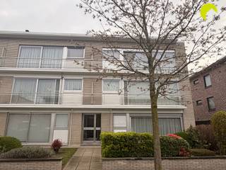 Dit lichtrijk gelijkvloers appartement vinden we nabij het centrum van Edegem, openbaar vervoer, scholen, … Indeling:We betreden het pand via de...