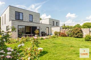 Deze perfect onderhouden woning met drie slaapkamers is gelegen op een centrale en groene locatie te Oostakker. U heeft verschillende...